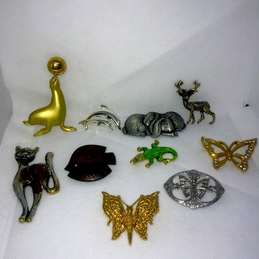Lot of 10 Brooches